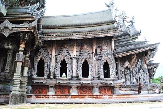 Khám phá lâu đài Sanctuary of Truth ở Pattaya