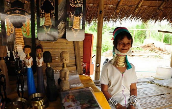 Tour Wat Rong Khun và làng cổ dài Karen ở Chiang Mai