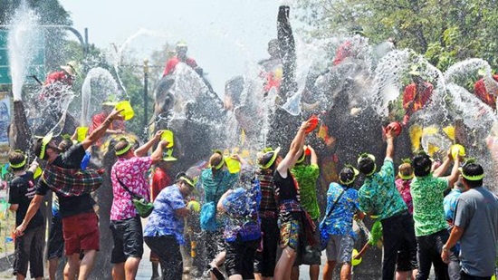 Lễ hội té nước Songkran mở đầu năm mới ở Thái Lan